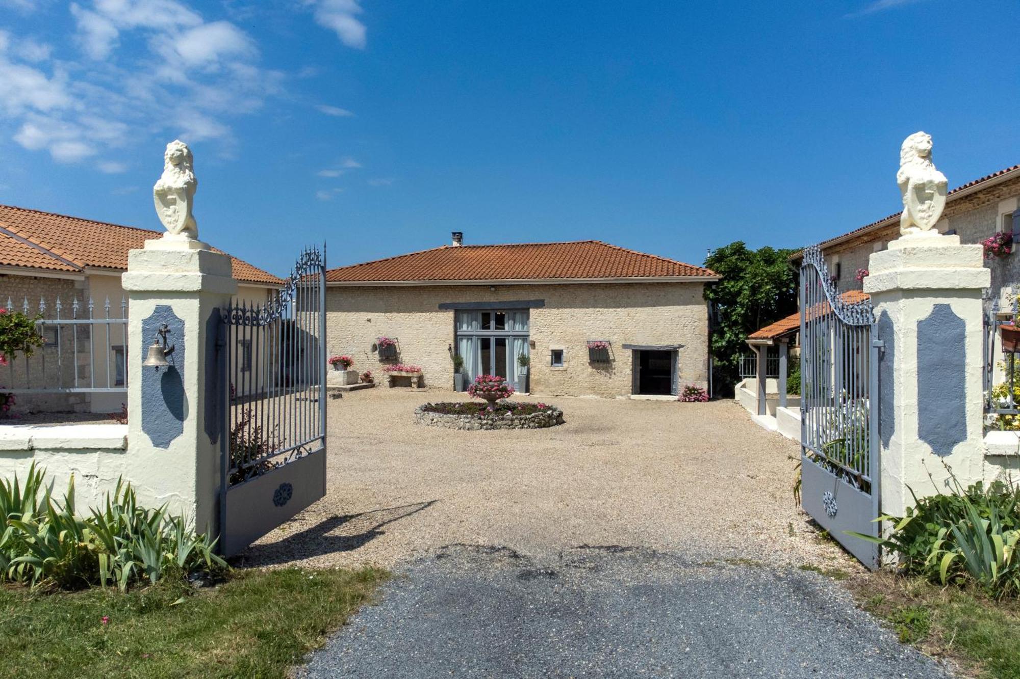Domaine Chez Les Rois Bed and Breakfast Berneuil  Exterior foto